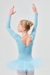 Ein junges Mädchen in einem blauen Ballettbody und Tutu steht mit erhobenen Armen da und blickt von der Kamera weg. 2
