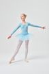 Eine junge Ballerina in einem blauen Ballettbody und Tutu posiert mit ausgestreckten Armen. 3