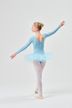 Eine Ballerina in einem hellblauen Tutu und Ballettbody posiert mit ausgestreckten Armen und blickt von der Kamera weg. 4