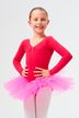 Ein junges Mädchen in einem rosa Tutu und einem roten Ballettbody steht mit den Händen in den Hüften und lächelt vor einem hellen Hintergrund in die Kamera. 1