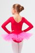 Ein junges Mädchen in einem roten Ballettbody und einem rosa Tutu steht mit den Händen in den Hüften und blickt von der Kamera weg. 2