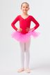 Ein junges Mädchen in einem rosa Ballettbody und Tutu steht mit den Händen in den Hüften da und trägt weiße Strumpfhosen und Ballettschuhe. 3