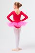 Ein junges Mädchen in einem roten Ballettbody und einem rosa Tutu steht mit den Händen in den Hüften da und blickt in einer Ballettpose abgewandt. 4