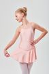 Mädchen in einem rosa Ballettkleid posiert vor einem schlichten Hintergrund 1