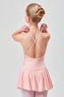 Ein Mädchen in einem rosa Ballettkleid steht mit dem Rücken zur Kamera und hält mit beiden Händen die Träger ihres Kleides. 2