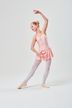 Junge Ballerina in einem rosa Ballettbody und weißen Strumpfhosen posiert. 3