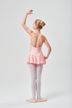 Ein junges Mädchen in einem rosa Ballett-Outfit steht in einer Pose mit erhobenem Arm und blickt von der Kamera weg. 4