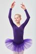 Ein junges Mädchen in einem lila Ballettbody und Tutu posiert mit erhobenen Armen in einer Ballettposition. 1
