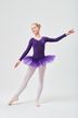 Junge Balletttänzerin in einem lila Ballettbody und Tutu posiert mit ausgestreckten Armen. 3
