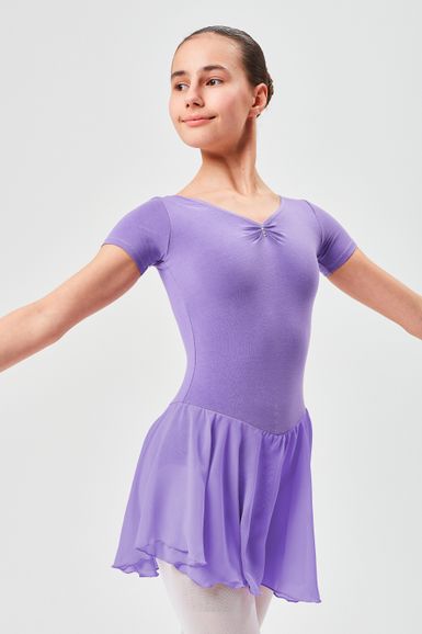 Eine junge Person in einem lila Ballett Trikot und Rock posiert in einer Ballettposition.