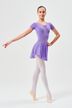 Eine junge Balletttänzerin posiert in einem lavendelfarbenen Ballett Trikot 3