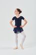 Mädchen in Ballettkleidung steht in einer Tanzpose und trägt einen marineblauen Ballett Trikotanzug 3