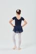 Ein junges Mädchen in einem marineblauen Ballett Trikot 4