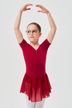 Junges Mädchen in einem roten Ballett Trikot  posiert mit erhobenen Armen in einer Ballettposition. 1