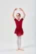 Ein junges Mädchen in einem roten Ballett Trikot und Tutu posiert in einer Ballettposition mit erhobenen Armen 3