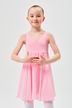 Ein junges Mädchen in einem rosa Ballettkleid und weißen Strumpfhosen steht mit ausgestreckten Händen. 1