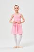 Ein kleines Kind in einem rosa Kleid und weißen Strumpfhosen steht in einer Ballettpose. 3