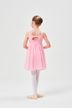 Ein junges Mädchen in einem rosa Ballettkleid 4