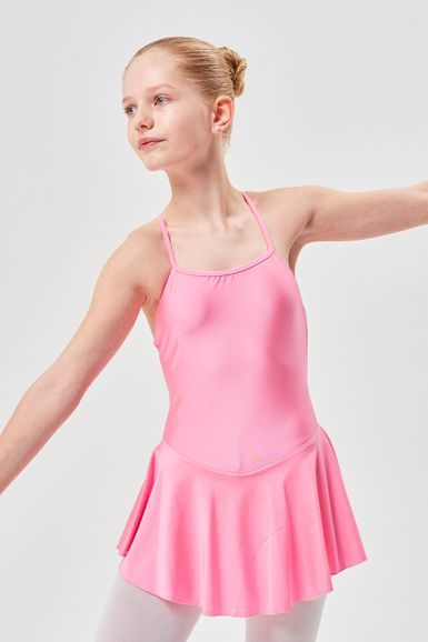 Ein junges Mädchen in einem rosa Ballettkleid posiert mit ausgestreckten Armen.