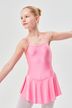 Ein junges Mädchen in einem rosa Ballettkleid posiert mit ausgestreckten Armen. 1