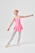 Eine junge Balletttänzerin in einem rosa Ballettbody und weißen Strumpfhosen posiert. 3