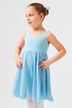 Kleines Kind in einem hellblauen ärmellosen Kleid mit Rock 1