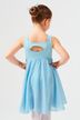 Ein junges Mädchen in einem hellblauen Ballettkleid steht mit den Händen in den Hüften und blickt von der Kamera weg. 2