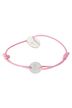 Ein rosa Kordelarmband mit zwei runden silbernen Anhängern 1