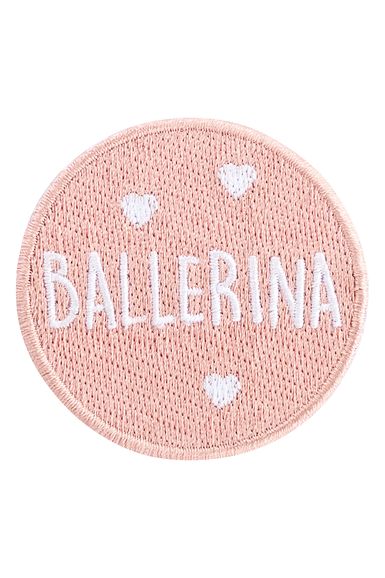Runder rosa Aufnäher mit dem Wort BALLERINA und vier kleinen weißen Herzen darauf gestickt.