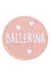 Runder rosa Aufnäher mit dem Wort BALLERINA und vier kleinen weißen Herzen darauf gestickt. 1