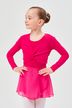 Ein junges Mädchen in einem rosa Ballett-Outfit und weißen Strumpfhosen steht mit den Händen in den Hüften und schaut zur Seite. 1