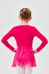 Ein junges Mädchen in einem leuchtend rosa Ballett-Outfit steht mit den Händen in den Hüften und blickt von der Kamera weg. 2