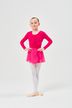 Ein kleines Kind in einem rosa Ballett-Outfit und weißen Strumpfhosen steht mit den Händen in den Hüften. 3