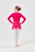 Ein Mädchen in einem leuchtend rosa Outfit 4