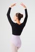 Balletttänzerin in einem schwarzen Oberteil und einem hellvioletten Ballett Trikot posiert mit erhobenen Armen. 2