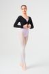 Eine Balletttänzerin in einem leichten Ballett Trikot 3