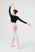 Eine Balletttänzerin in einem schwarzen Oberteil und einem leichten Ballett Trikot posiert auf Spitze. 4