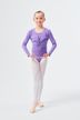 Junges Mädchen in einem lila Ballett Trikot und weißen Strumpfhosen posiert in Ballettposition. 3
