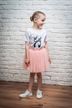 Ein junges Mädchen in einem weißen T-Shirt mit Ballettschuh-Aufdruck 2