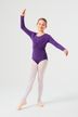 Ein junges Mädchen in einem lila Ballett Trikot und weißen Strumpfhosen posiert in einer Ballettposition. 5