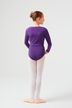 Ein Mädchen in einem lila Ballett Trikot und weißen Strumpfhosen steht in Ballettpose mit dem Rücken zur Kamera auf einem weißen Hintergrund. 6