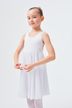 Ein junges Mädchen in einem weißen Ballettkleid steht in einer Ballettpose. 1