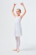 Ein junges Mädchen in einem weißen Ballettkleid steht in einer Tanzpose mit erhobenen Armen 3