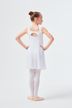Ein junges Mädchen in einem weißen Ballettkleid steht mit den Händen in den Hüften und dem Rücken zur Kamera. 4