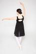 Eine Balletttänzerin in einem schwarzen Kleid und weißen Strumpfhosen posiert mit erhobenen Armen und blickt von der Kamera weg. 4