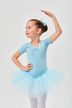 Ein junges Mädchen in einem hellblauen Ballett-Outfit posiert mit einem erhobenen Arm 1