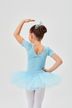 Ein junges Mädchen in einem blauen Ballett-Outfit steht in einer Tanzpose mit erhobenem Arm und dem Rücken zur Kamera. 2