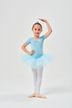 Ein junges Mädchen in einem hellblauen Ballett Trikot und Tutu posiert in einer Ballettposition. 3