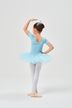 Ein junges Mädchen in einem blauen Tutu und Ballett Trikot steht in einer Ballettpose und blickt von der Kamera weg. 4