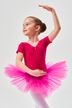 Ein junges Mädchen in einem rosa Ballett Trikot und Tutu posiert in einer Balletthaltung. 1